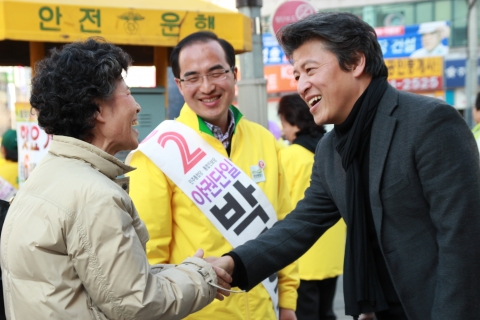 7일 오후3시 중랑구청 사거리에서 탤런트 권해효씨가 중랑구민들과 인사를 나누고 있다.