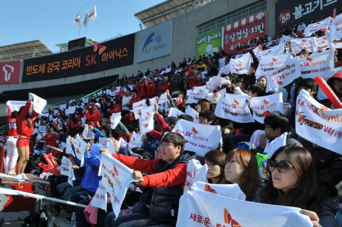 지난 4월 7일(土) 인천 문학경기장에서 있었던 프로야구 시즌 개막전에서 SK하이닉스 임직원들이 SK와이번스 승리를 응원하고 있다