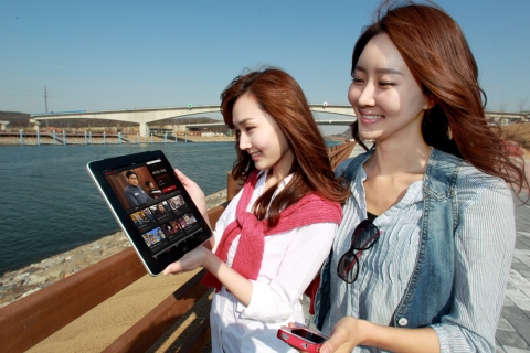 수향8경 중 3경인 시천가람터 인근의 시천나루(인천 서구 시천동)에서 KT 모델들이 와이파이를 이용해 ‘올레TV 나우’를 보고 있는 모습.
