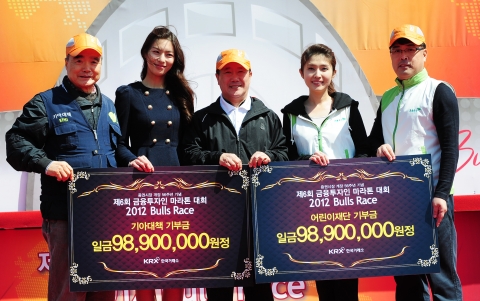 마라톤대회를 통해 조성한 참가비와 후원금전달. 왼쪽부터 정정섭 기아대책 회장 김정화 연기자 겸 기아대책 홍보대사 김봉수 한국거래소 이사장 김경란 KBS 아나운서 겸 어린이재단 홍보대사 이형진 어린이재단 본부장