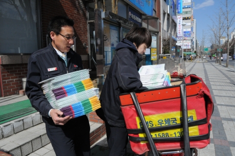 6일, 서울양천우체국 집배원이 투표안내문 막바지 배달에 나서고 있다.