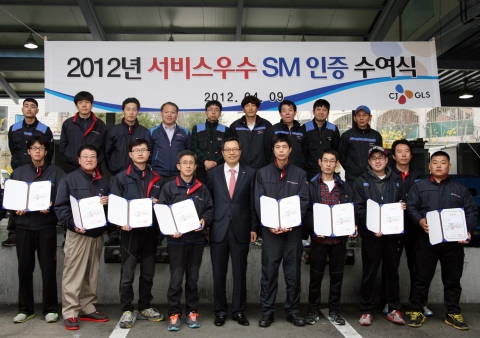 9일 오전 서울 중랑구 상봉동 소재 CJ GLS 택배터미널에서 열린 &#039;2012년 서비스 우수 배송기사 인증 수여식&#039;에서 CJ GLS 국내사업본부장 차동호 상무가 인증 수상자들과 함께 기념촬영을 하고 있다.