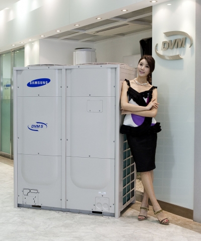 삼성전자가 고효율, 친환경 혁신 기술을 대거 채용한 차세대 공조 솔루션의 핵심이 될 시스템에어컨 신제품을 선보였다. 사진은 삼성전자 모델이 수원 삼성전자 생활가전사업부 제품전시실에서 신제품 DVM S를 선보이는 모습.