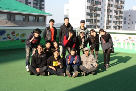 부산지역 사회복무요원들로 구성된 재능나눔 봉사동아리 ‘사회복무벽화지원단’은 4월 7일 부산 영도에 위치한 와치종합사회복지관에서 벽화그리기 자원봉사를 펼쳤다.