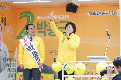 9일 정오 중랑을 우림시장에서 박홍근 후보 지원유세를 하고있는 박영선 위원장