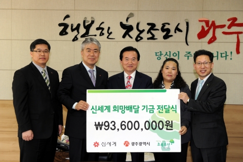 사진 왼쪽부터 권영태 이마트상무점장, 조병종 이마트 광주호남총괄담당, 강운태 광주시장, 박춘자 지원대상아동 어머니, 최삼영 어린이재단광주지역본부장