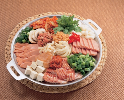 외식 전문 기업 (주)케이앤에프는 강남 부대찌개&매운철판 무료 체험단 모집 행사를 실시한다고 밝혔다.