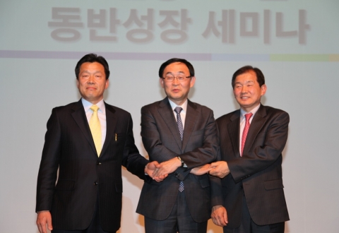 한국철강협회, 한국조선협회, 한국선주협회는 4월 10일 오후 3시 포스코피앤에스타워 3층 이벤트홀에서 철강, 해운, 조선업종 관계자 200여명이 참석한 가운데 3개업종 처음으로 동반성장 세미나를 개최했다. (사진은 철강/조선/해운업종 상근 책임자들이 3개업종간 동반성장 및 상생협력을 다짐하고 있다.  좌로부터 선주협회 김영무 전무, 철강협회 오일환 부회장, 조선협회 한장섭 부회장)