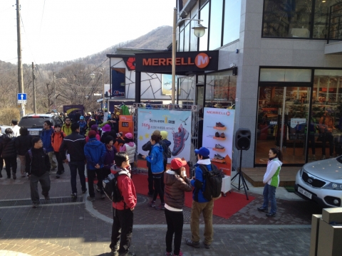 5년 연속 세계판매 1위 아웃도어 브랜드 머렐에서 등산객들을 대상으로 체험 이벤트를 실시한다.