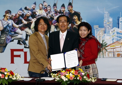 경주세계문화엑스포 조직위원회(위원장 김관용 경북도지사)는 13일 엑스포 브리핑실에서 싱가포르 최대 미디어그룹인 ‘미디어콥(MediaCorp)’과 한국 최고의 공연제작사 ‘페르소나’와 3자간 ‘플라잉(FLYing) 싱가포르 배급에 관한 양해각서’를 체결했다.