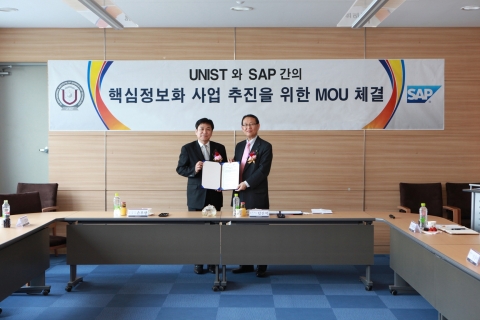 SAP 코리아와 UNIST가 정보화 사업 양해각서를 체결했다. UNIST 테크노경영관 3층 회의실에서 진행된 협약식에는 SAP 코리아 손부한 부사장(왼쪽)과 UNIST 임진혁 학술정보처장이 참석했다.