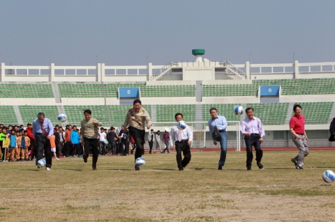 초·중·고 축구 챔피언스리그가 14일 포항종합운동장에서 주요기관단체장 및 학생, 학부모 등 1,500여명이 참석한 가운데 개막식을 갖고 본격적으로 일정에 돌입했다.