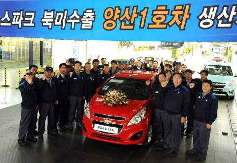창원공장 조태훈 본부장(왼쪽에서 두번째) 및 임직원들이 화이팅을 외치며 1호차 탄생을 축하하고 있다.