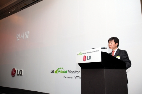 LG전자가 클라우드 모니터사업 활성화를 통한 데스크톱 가상화(VDI, Virtual Desktop Infrastructure) 시장 공략을 위해 17일 서울 밀레니엄 힐튼 호텔에서 ‘LG 클라우드 모니터 기술 세미나’를 개최했다. 사진은 LG 클라우드 모니터 전략을 발표하고 있는 LG전자 한국마케팅본부 허재철 커머셜담당.