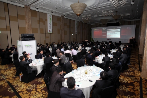 LG전자가 클라우드 모니터사업 활성화를 통한 데스크톱 가상화(VDI, Virtual Desktop Infrastructure) 시장 공략을 위해 17일 서울 밀레니엄 힐튼 호텔에서 ‘LG 클라우드 모니터 기술 세미나’를 개최했다. 사진은 LG 클라우드 모니터 전략을 발표하고 있는 LG전자 한국마케팅본부 허재철 커머셜담당.