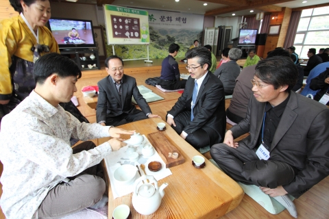 하동군청이 서울의 택시기자단을 대상으로 지난 9일 경남 하동 팸투어를 진행했다. 이번 팸투어는 택시기사들이 택시 손님을 대상으로 입소문을 낼 수 있다는 기대로 이뤄졌다.