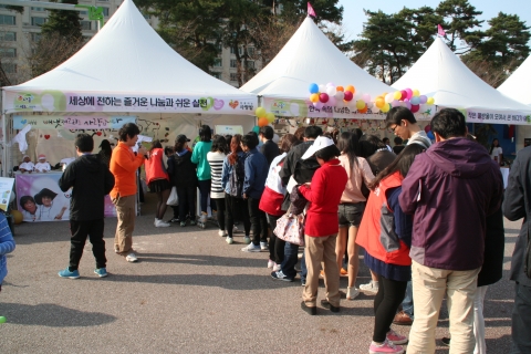 지난 13일부터 15일까지 여의도 공원 문화의 마당에서 대한민국 나눔 문화 확산과 나눔NGO의 역량확대를 통해 건강하고 행복한 사회실현을 위한 KBS 나눔더하기대축제가 열렸다.