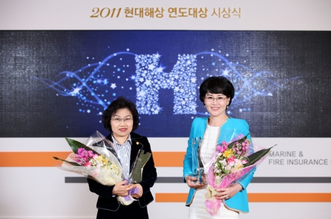 현대해상은 17일 서울 그랜드 인터컨티넨탈호텔에서 2011년 연도대상 시상식을 가졌다. 영예의대상 수상자인 설계사 부문 김유희(왼쪽)씨와 대리점 부문 남상분(오른쪽)씨가 기념촬영을 하고 있다.