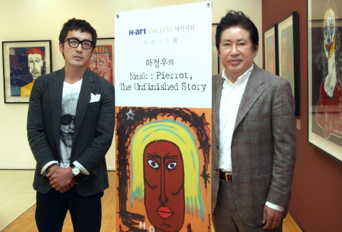 사진은 ‘대치지점H•Art 갤러리 시즌5’ 개소 행사에 참석한 하정우 작가(사진 왼쪽)와 아버지인 배우 김용건씨와 함께 포즈를 취하고 있는 모습.