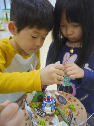 뚜레쥬르가 출시한 &lt;내가만드는폴리케이크&gt;를 어린이들이 즐겁게 체험해보고 있다. &lt;내가만드는폴리케이크&gt;는 전국 뚜레쥬르 매장에서 4월 20일부터 4만개 한정 판매한다.