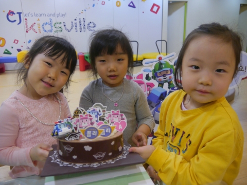 뚜레쥬르가 초콜릿케이크와 장식물이 별도로 구성된 놀이용 케이크인 &lt;내가만드는폴리케이크&gt;를 4월 20일 출시하고 4만개 한정 판매한다.
