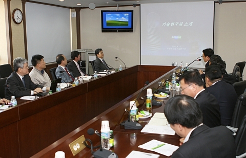 17일 KERI-두산중공업 기술연구원간 기술교류회에서 두산중공업 측이 두산중공업 기술연구원에 대해 소개하고 있다.
