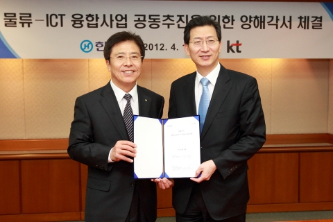 KT 이상훈 사장(왼쪽)과 (주)한진 석태수 대표이사는 18일  서울시 중구 남대문로 한진빌딩에서 물류-ICT 융합 사업 상호협력을 위한 업무협약을 체결했다.