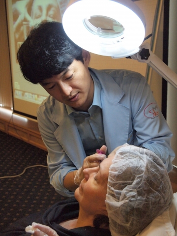 스카이성형외과 이수상원장이 17일 컨퍼런스 현장에서 이브아르를 이용하여 라이브 필러 시술을 시현하고 있다.