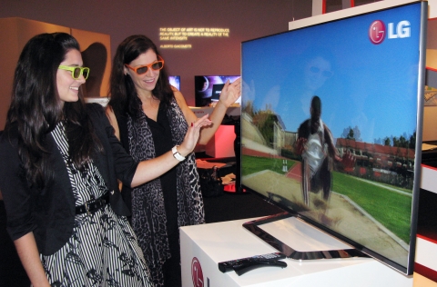 LG전자가 18일 호주 시드니 국립 현대 미술관(MCA, Museum of Contemporary Art)에서 &#039;2012년 시네마 3D 스마트TV 신제품 발표회&#039;를 개최했다. 사지은 제로베젤에 가까운 &#039;시네마스크린&#039; 디자인이 적용된 시네마 3D TV(모델명:LM9600)를 살펴보고 있는 방문객들.