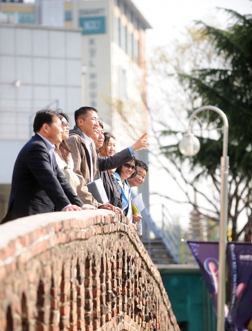 19일 오후 서울 광진구 능동로 건국대에서 교육과학기술부와 한국장학재단 초청으로 한국 대학의 장학제도와 캠퍼스 건립 등 교육발전 경험을 배우러 온 몽골 교육문화과학부 연수단이 학교 관계자의 안내로 건국대 캠퍼스를 둘러보고 있다.
