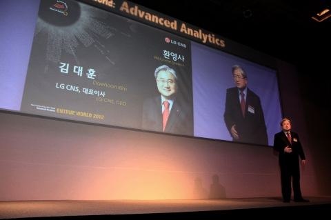 종합IT서비스기업 LG CNS(www.lgcns.com 대표이사 김대훈 사장)는 19일 서울 삼성동 그랜드 인터컨티넨탈 호텔에서 열린 ‘엔트루월드(Entrue World) 2012’에서 전세계적으로 큰 화두가 되고 있는 고급분석 기반의 빅 데이터(Big Data) 처리, 분석, 활용 전략을 제시했다. 사진은 기조연설을 하고 있는 LG CNS 김대훈 사장