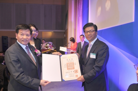 ‘2012 장애인고용촉진대회’에서 캐논코리아비즈니스솔루션(주)의 김영순 생산본부장이 철탑산업훈장을 수상하고 있다.