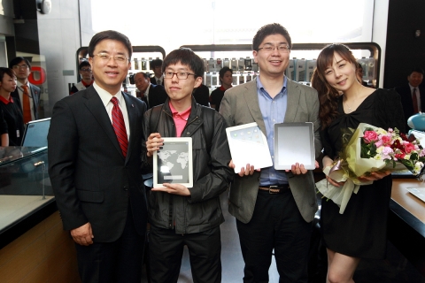 KT는 4월 20일 오전 8시부터 전국 올레매장과 올레닷컴(www.olleh.com)에서 ‘새로운 iPad’의 Wi-Fi+4G와 Wi-Fi 모델 개통을 시작했다. 사진은 왼쪽부터 광화문 올레스퀘어에서 기념촬영을 하고 있는 KT 개인고객부문장 표현명 사장과 ‘새로운 iPad’ 1호 가입 고객 임준홍씨(21세, 남, 대학생), 아이패드1 최초 가입자인 강훈구씨(33세, 벤처기업 운영)