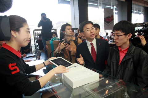 KT는 4월 20일 오전 8시부터 전국 올레매장과 올레닷컴(www.olleh.com)에서 ‘새로운 iPad’의 Wi-Fi+4G와 Wi-Fi 모델 개통을 시작했다. 사진은 광화문 올레스퀘어에서 KT 개인고객부문장 표현명 사장(가운데)이 고객들에게 ‘새로운 iPad’에 대해 설명하고 있는 모습