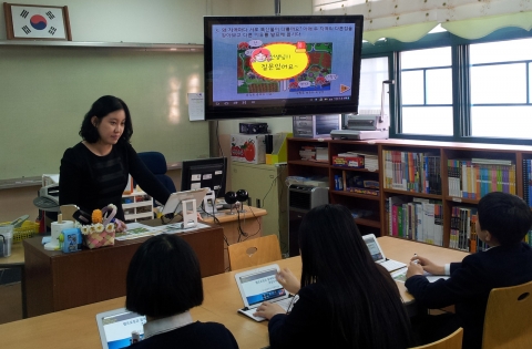 19일 서울 상도동 국사봉 중학교에서 청각장애 학생들이 SK텔레콤, 교과부, 삼성전자가 공동으로 준비하는 스마트교실 시범 강의를 듣고 있다. 청각장애 학생들은 스마트기기를 활용해 교사의 음성을 문자로 보고, 전자펜으로 질의응답을 하는 등 스마트교실이 교육현장에 적용될 경우 비장애 학생들과 동시 수업은 물론, 장애학생의 교육차별 해소 및 학습권 보장에도 기여할 것으로 기대된다.