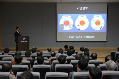 세무회계 전문가 컨퍼런스인 ‘2012 Real Partnership Conference’에서 더존비즈온 김용우 대표가 기업 비즈니스 플랫폼의 변화 등을 주제로 기조발언을 하고 있다.
