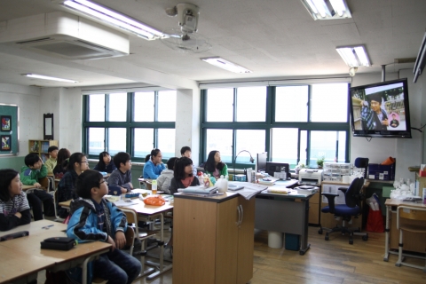 청각장애 관련 동영상 교육을 하고있는 동자초등학교 학생들