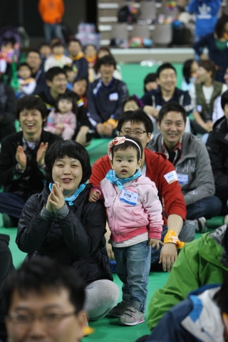 한국 지멘스는 지난 21일 화성종합경기타운 보조경기장에서 ‘한국지멘스 패밀리데이’를 열고 2,700여명의 임직원과 임직원 가족들, 한국 지멘스가 후원하는 아이사랑기금 아동 및 가족 50여명이 함께 모여 즐거운 시간을 가졌다.