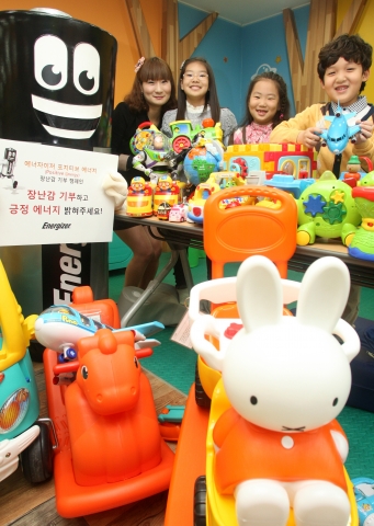에너자이저 코리아(대표: 채홍)에서 5월 가정의 달을 맞아, 집에서 사용하지 않는 장난감을 우편으로 기부 받는 ‘포지티브 에너지 장난감 기부’ 캠페인을 진행한다. 5월 31일까지 에너자이저 홈페이지에 게재된 주소로 장난감을 보내면, 에너자이저에서 세척∙소독∙수리를 거쳐 초록우산 어린이재단 산하 희망 장난감 도서관에 장난감을 전달할 계획이다. 경기도 분당 중탑종합복지관 희망 장난감 도서관에서 인근 지역 어린이들이 자신들의 장난감을 에너자이저에 기부하고 있다.