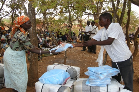 국제구호개발 NGO 굿네이버스 말라위 지부에서 현지 주민들에게 말라리아 예방을 위한 살충보기장을 보급하고 있다. /굿네이버스 제공