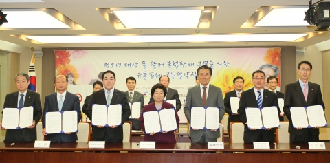 김금래 여성가족부 장관이 4월 23일(월) 오전 11시 프레스센터에서 유통업체 등과 "청소년 대상 술·담배 불법판매 근절을 위한 유통업체 공동협약"을 체결한 후 참가 유통업체 대표들과 기념촬영을 하고 있다. 사진 앞줄 좌측부터 GS수퍼마켓 허승조 대표, 농협하나로마트 김수공 대표, 한국청소년보호연맹 장동근 총재, 김금래 장관, 홈플러스 설도원 부대표, 바이더웨이/세븐일레븐 소진세 대표, 이마트 최병렬 대표.
