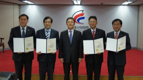 왼쪽부터 정문철(KT CS기획본부장), 최태영(하나HSBC생명보험 부사장), 정종기(방통위 이용자보호국장), 전기수(삼성증권 온라인자산관리사업부장), 백성기(사립학교교직원연금공단 연금사업본부장).