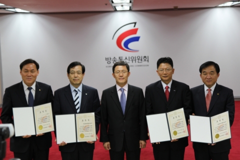 왼쪽부터 정문철(KT CS기획본부장), 최태영(하나HSBC생명보험 부사장), 정종기(방통위 이용자보호국장), 전기수(삼성증권 온라인자산관리사업부장), 백성기(사립학교교직원연금공단 연금사업본부장).