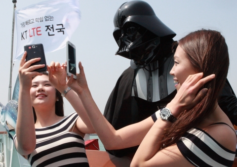23일 부산 해운대 앞바다 유람선에서 모델들이 KT LTE 서비스를 시연하고 있는 모습.