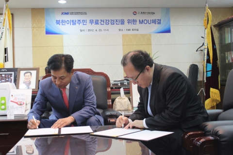 한국의학연구소 이규장 이사장과 코리아정책연구원 유호열 원장이 MOU 협약서에 서명을 하고 있다.