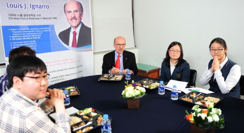 23일 오후 서울 광진구 능동로 건국대 의생명과학연구원에서 건국대 석학교수 겸 1998년 노벨생리의학상 수상자인 루이스 이그나로 미 UCLA 의대교수가 서울 무학여고 학생 2명과 건국대 학부생 4명 등과 점심을 같이 하며 과학연구와 노벨상에 관해 대화를 나누는 ‘노벨 런치’를 열고 있다.