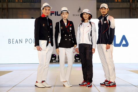 23일, 태릉선수촌에서 개최된 2012년 런던올림픽 단복 시연회에서 모델들이 올림픽 대표 선수단이 착용하게 될 공식 단복을 선보이고 있다