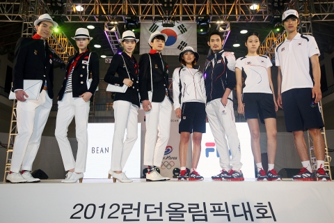 23일, 태릉선수촌에서 개최된 2012년 런던올림픽 단복 시연회에서 모델들이 올림픽 대표 선수단이 착용하게 될 공식 단복을 선보이고 있다
