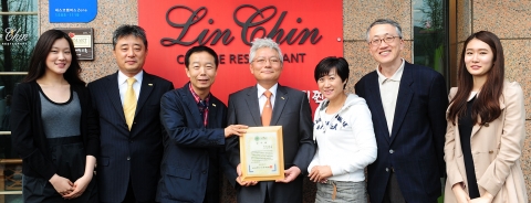 방송인 겸 사업가 김학래(왼쪽)씨와 임미숙씨(오른쪽)  건국대 주변 상가와 사업가들의 발전기금 기부 캠페인인 ‘스마트(SMART) KU 패밀리’에 동참해 장학기금으로 2,000만 원을 기부한 후 김진규 총장(가운데)와 기념촬영을 하고 있다.