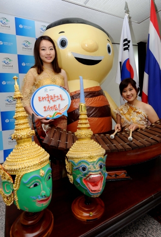 “태국관으로 오세요!” 주한 태국대사관에서 24일 열린 태국관 기자간담회에서 공식 마스코트 ‘수차콘’과 전통의상을 입은 모델이 포즈를 취하고 있다.